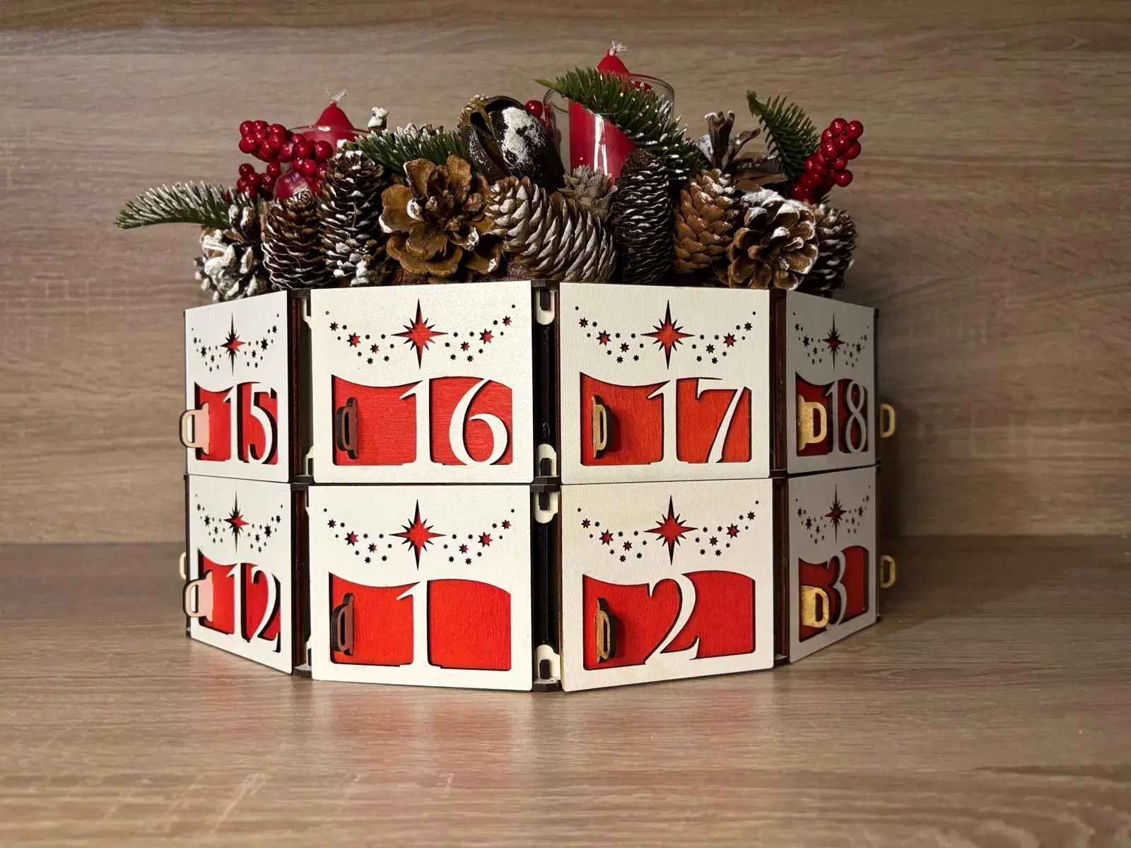 Calendar Advent artizanal–cu sertare și coroniță decorativă
