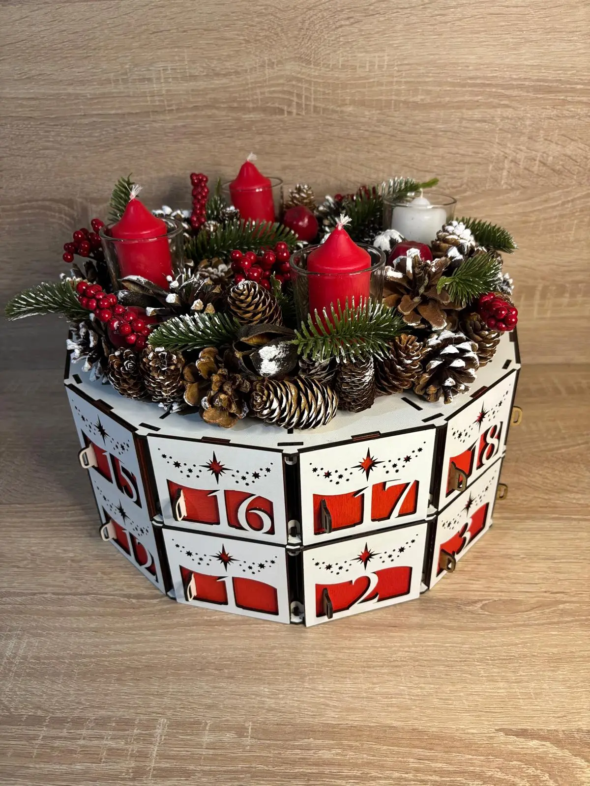 Calendar Advent artizanal–cu sertare și coroniță decorativă