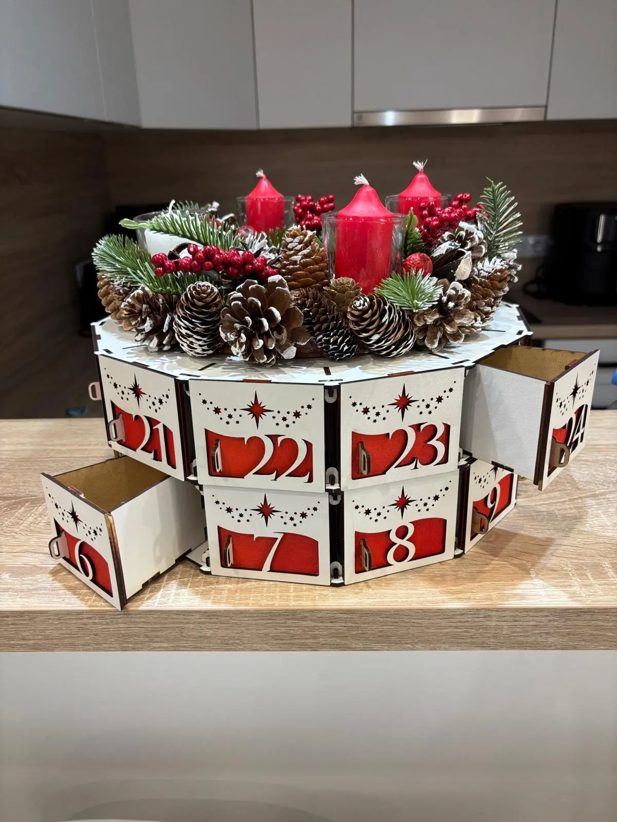 Calendar Advent artizanal–cu sertare și coroniță decorativă