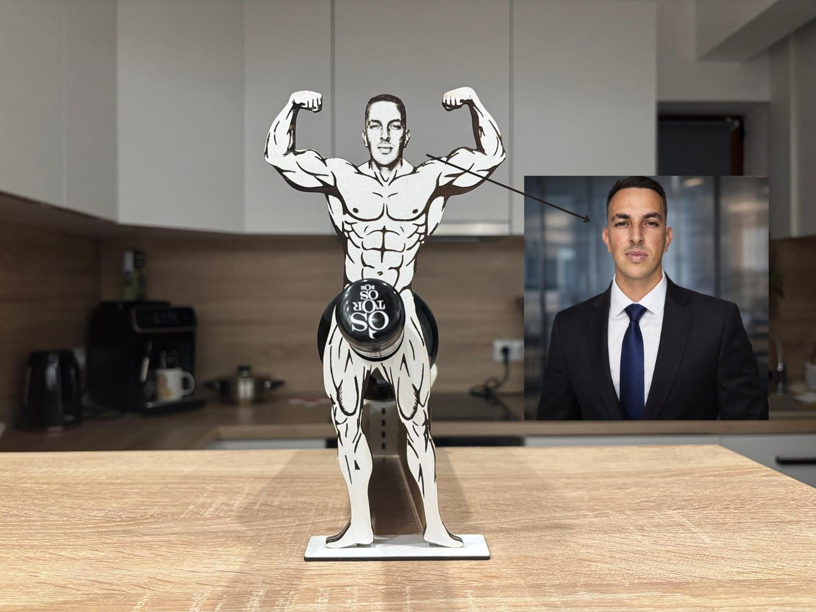 Suport vin amuzant personalizat din lemn